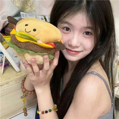 举杯畅饮的姐姐们